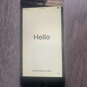 Apple 1st Generation iPhone SE 2016 Status Obsolete No Sim Card with Charge Cord